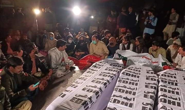 کوئٹہ سانحہ بارکھان مری قبائل کے افراد لاشوں کے ہمرا دھرنے میں بیٹھے ہے